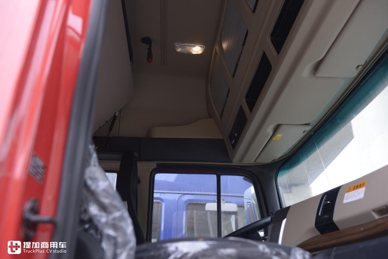 双卧平地板媲美牵引车,大单桥70方货箱,格尔发A5X载货车实拍 - 第6张 - 提加商用车网 双卧平地板媲美牵引车,大单桥70方货箱,格尔发A5X载货车实拍 - 第6张