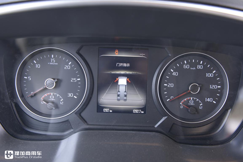 双卧平地板媲美牵引车,大单桥70方货箱,格尔发A5X载货车实拍 - 第10张 - 提加商用车网 双卧平地板媲美牵引车,大单桥70方货箱,格尔发A5X载货车实拍 - 第10张