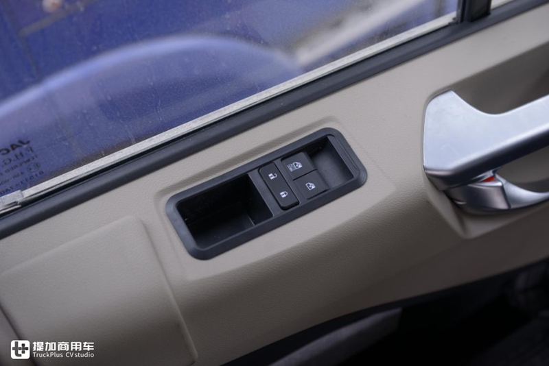 双卧平地板媲美牵引车,大单桥70方货箱,格尔发A5X载货车实拍 - 第11张 - 提加商用车网 双卧平地板媲美牵引车,大单桥70方货箱,格尔发A5X载货车实拍 - 第11张