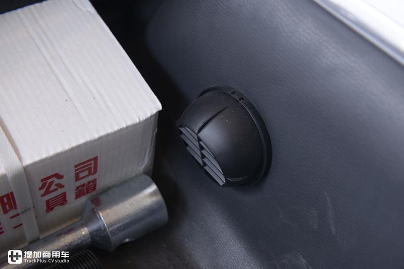 双卧平地板媲美牵引车,大单桥70方货箱,格尔发A5X载货车实拍 - 第13张 - 提加商用车网 双卧平地板媲美牵引车,大单桥70方货箱,格尔发A5X载货车实拍 - 第13张