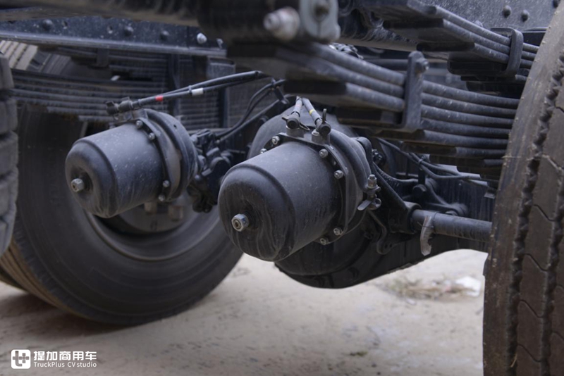 双卧平地板媲美牵引车,大单桥70方货箱,格尔发A5X载货车实拍 - 第16张 - 提加商用车网 双卧平地板媲美牵引车,大单桥70方货箱,格尔发A5X载货车实拍 - 第16张