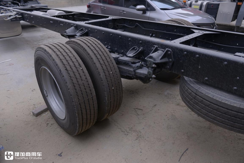 双卧平地板媲美牵引车,大单桥70方货箱,格尔发A5X载货车实拍 - 第17张 - 提加商用车网 双卧平地板媲美牵引车,大单桥70方货箱,格尔发A5X载货车实拍 - 第17张