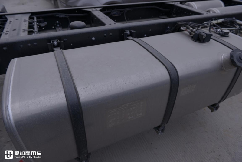 双卧平地板媲美牵引车,大单桥70方货箱,格尔发A5X载货车实拍 - 第18张 - 提加商用车网 双卧平地板媲美牵引车,大单桥70方货箱,格尔发A5X载货车实拍 - 第18张