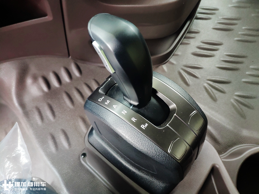 两轴牵引车520马力,自动挡空间舒适,这款乘龙H7快递车型配置真豪横 - 第9张 - 提加商用车网 两轴牵引车520马力,自动挡空间舒适,这款乘龙H7快递车型配置真豪横 - 第9张