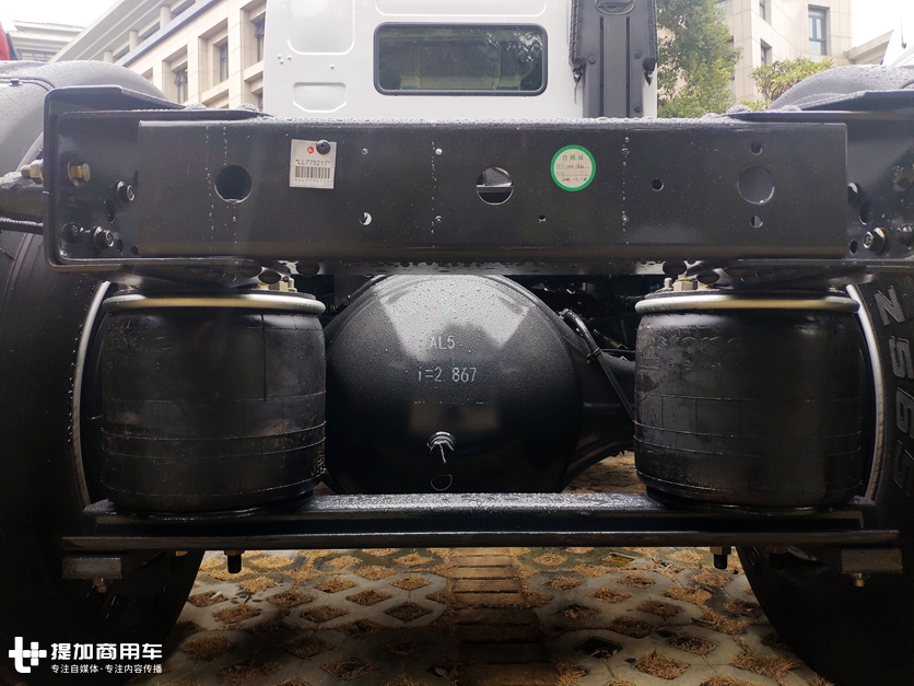 两轴牵引车520马力,自动挡空间舒适,这款乘龙H7快递车型配置真豪横 - 第11张 - 提加商用车网 两轴牵引车520马力,自动挡空间舒适,这款乘龙H7快递车型配置真豪横 - 第11张