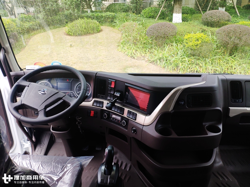 两轴牵引车520马力,自动挡空间舒适,这款乘龙H7快递车型配置真豪横 - 第15张 - 提加商用车网 两轴牵引车520马力,自动挡空间舒适,这款乘龙H7快递车型配置真豪横 - 第15张