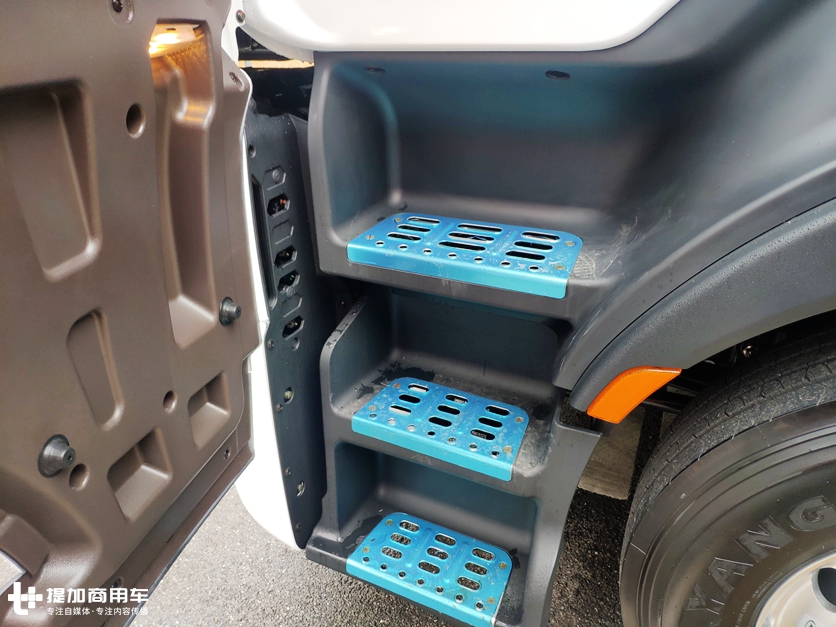 两轴牵引车520马力,自动挡空间舒适,这款乘龙H7快递车型配置真豪横 - 第16张 - 提加商用车网 两轴牵引车520马力,自动挡空间舒适,这款乘龙H7快递车型配置真豪横 - 第16张