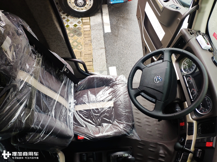 两轴牵引车520马力,自动挡空间舒适,这款乘龙H7快递车型配置真豪横 - 第17张 - 提加商用车网 两轴牵引车520马力,自动挡空间舒适,这款乘龙H7快递车型配置真豪横 - 第17张