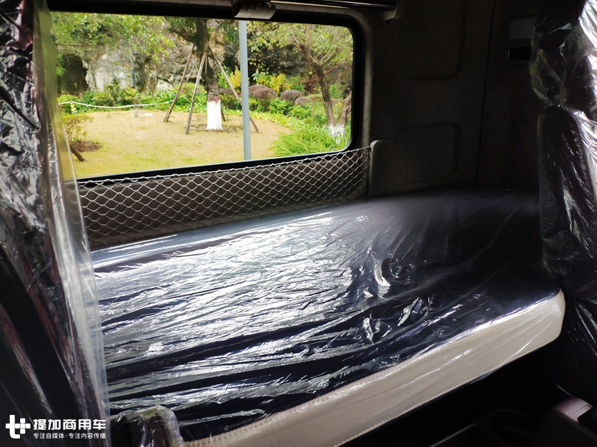 两轴牵引车520马力,自动挡空间舒适,这款乘龙H7快递车型配置真豪横 - 第19张 - 提加商用车网 两轴牵引车520马力,自动挡空间舒适,这款乘龙H7快递车型配置真豪横 - 第19张