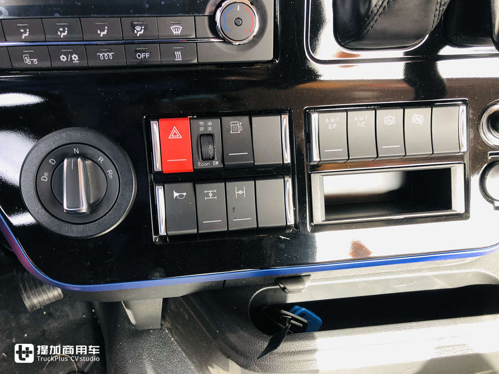 最便宜的自动挡牵引车,解放悍V这款AMT车型只售28万,都有啥配置? - 第12张 - 提加商用车网 最便宜的自动挡牵引车,解放悍V这款AMT车型只售28万,都有啥配置? - 第12张