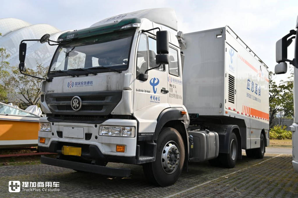 绝对少见，这款通信设备牵引车，用的竟然是重汽斯太尔底盘！ - 第1张