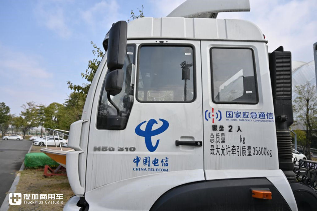 绝对少见，这款通信设备牵引车，用的竟然是重汽斯太尔底盘！ - 第2张
