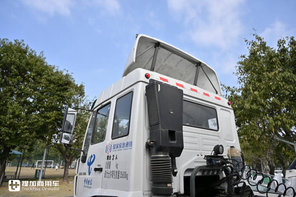 绝对少见，这款通信设备牵引车，用的竟然是重汽斯太尔底盘！ - 第7张