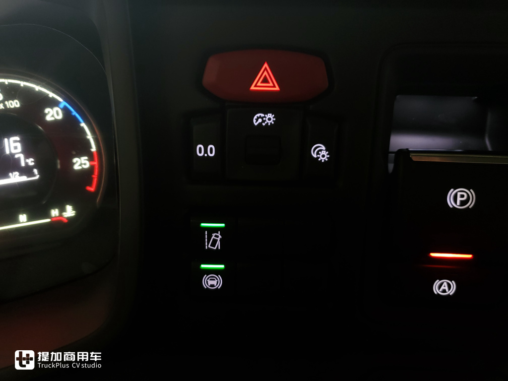 斯堪尼亚新一代R系牵引车配置怎么样，和G系有何区别？实拍一辆R500告诉你 - 第4张