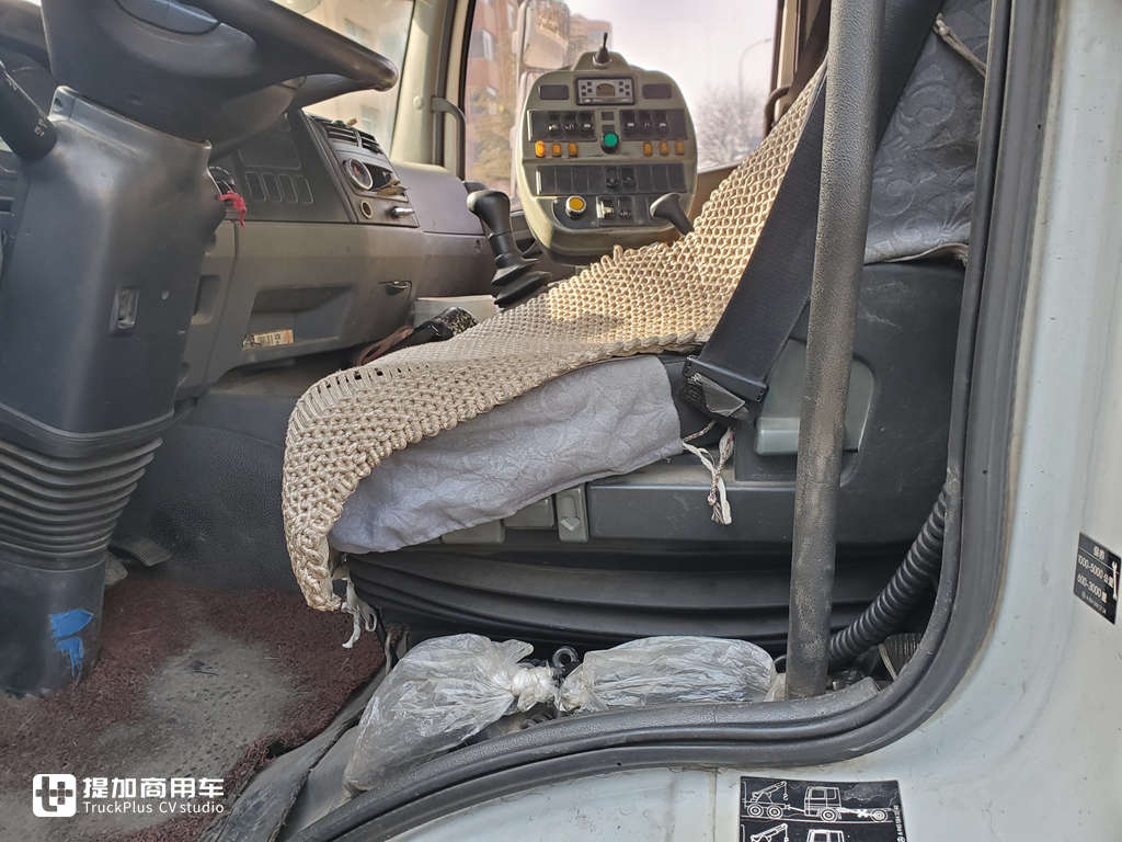 实拍街边一辆破旧的环卫卡车,竟然是奔驰ATEGO底盘,上装也大有来头 - 第9张 - 提加商用车网 实拍街边一辆破旧的环卫卡车,竟然是奔驰ATEGO底盘,上装也大有来头 - 第9张