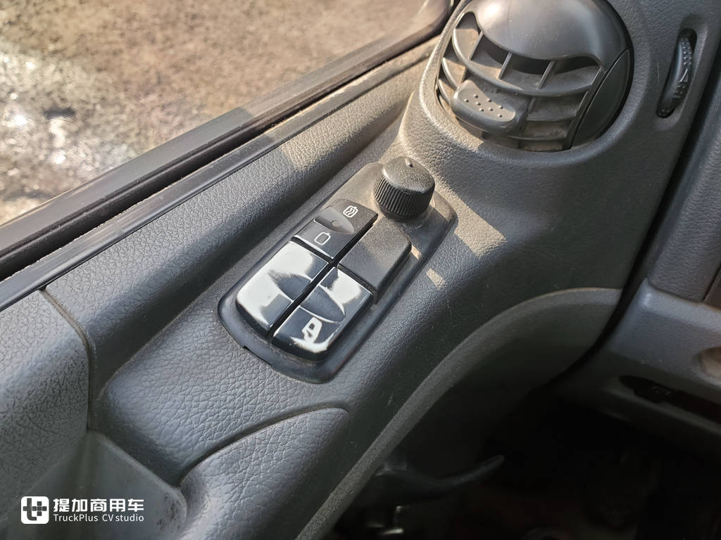 实拍街边一辆破旧的环卫卡车,竟然是奔驰ATEGO底盘,上装也大有来头 - 第11张 - 提加商用车网 实拍街边一辆破旧的环卫卡车,竟然是奔驰ATEGO底盘,上装也大有来头 - 第11张