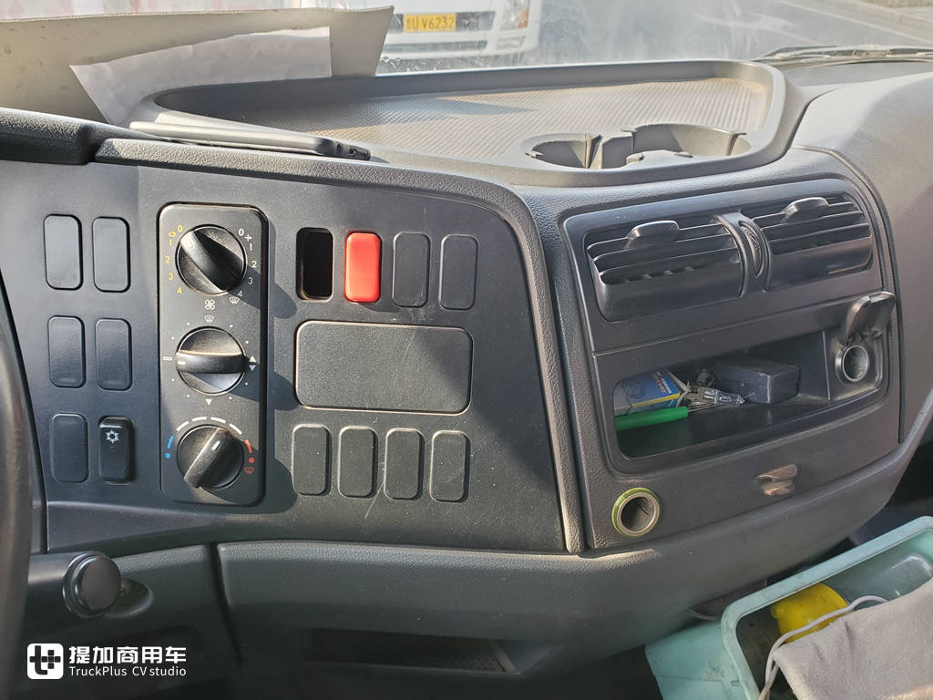 实拍街边一辆破旧的环卫卡车,竟然是奔驰ATEGO底盘,上装也大有来头 - 第12张 - 提加商用车网 实拍街边一辆破旧的环卫卡车,竟然是奔驰ATEGO底盘,上装也大有来头 - 第12张