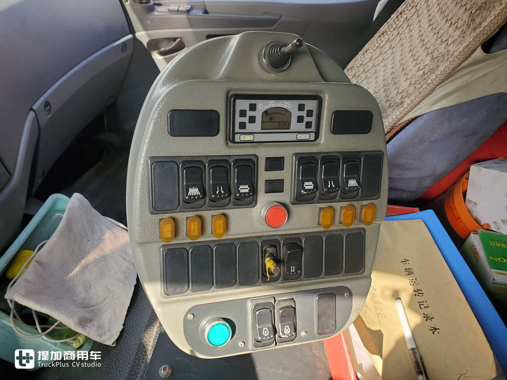 实拍街边一辆破旧的环卫卡车,竟然是奔驰ATEGO底盘,上装也大有来头 - 第13张 - 提加商用车网 实拍街边一辆破旧的环卫卡车,竟然是奔驰ATEGO底盘,上装也大有来头 - 第13张