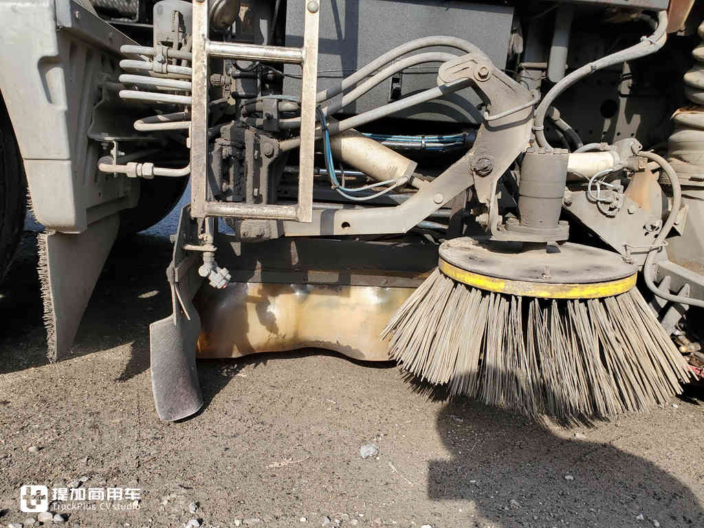 实拍街边一辆破旧的环卫卡车,竟然是奔驰ATEGO底盘,上装也大有来头 - 第22张 - 提加商用车网 实拍街边一辆破旧的环卫卡车,竟然是奔驰ATEGO底盘,上装也大有来头 - 第22张