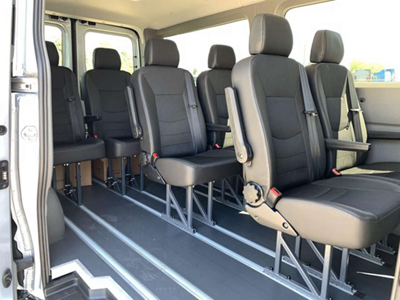 爬雪山如履平地,履带式驱动,带您见识一辆特别改装的曼恩TGE厢货 - 第14张 - 提加商用车网 爬雪山如履平地,履带式驱动,带您见识一辆特别改装的曼恩TGE厢货 - 第14张