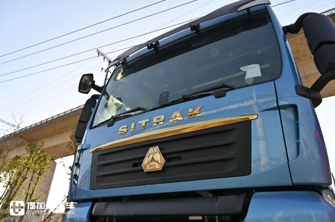 重汽汕德卡中的高端旗舰车型,XXL超高顶驾驶室的C7奢华版牵引车实拍 - 第2张 - 提加商用车网 重汽汕德卡中的高端旗舰车型,XXL超高顶驾驶室的C7奢华版牵引车实拍 - 第2张