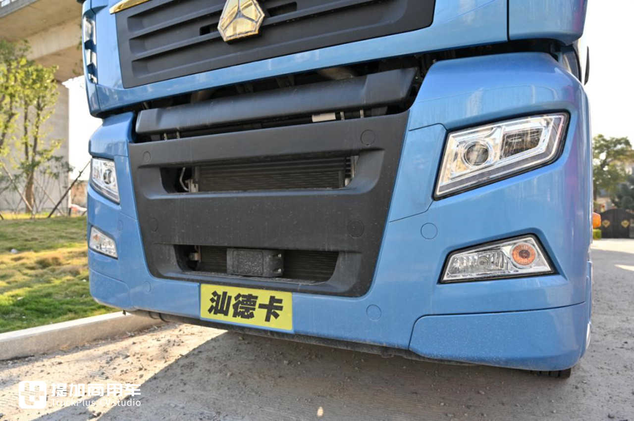 重汽汕德卡中的高端旗舰车型,XXL超高顶驾驶室的C7奢华版牵引车实拍 - 第3张 - 提加商用车网 重汽汕德卡中的高端旗舰车型,XXL超高顶驾驶室的C7奢华版牵引车实拍 - 第3张