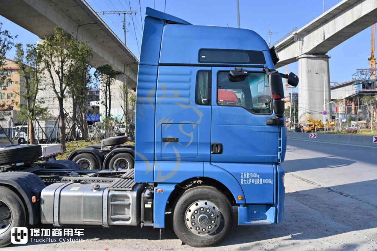 重汽汕德卡中的高端旗舰车型,XXL超高顶驾驶室的C7奢华版牵引车实拍 - 第4张 - 提加商用车网 重汽汕德卡中的高端旗舰车型,XXL超高顶驾驶室的C7奢华版牵引车实拍 - 第4张