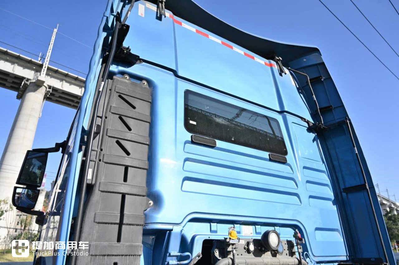 重汽汕德卡中的高端旗舰车型,XXL超高顶驾驶室的C7奢华版牵引车实拍 - 第5张 - 提加商用车网 重汽汕德卡中的高端旗舰车型,XXL超高顶驾驶室的C7奢华版牵引车实拍 - 第5张