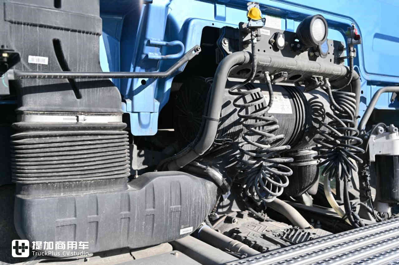 重汽汕德卡中的高端旗舰车型,XXL超高顶驾驶室的C7奢华版牵引车实拍 - 第6张 - 提加商用车网 重汽汕德卡中的高端旗舰车型,XXL超高顶驾驶室的C7奢华版牵引车实拍 - 第6张