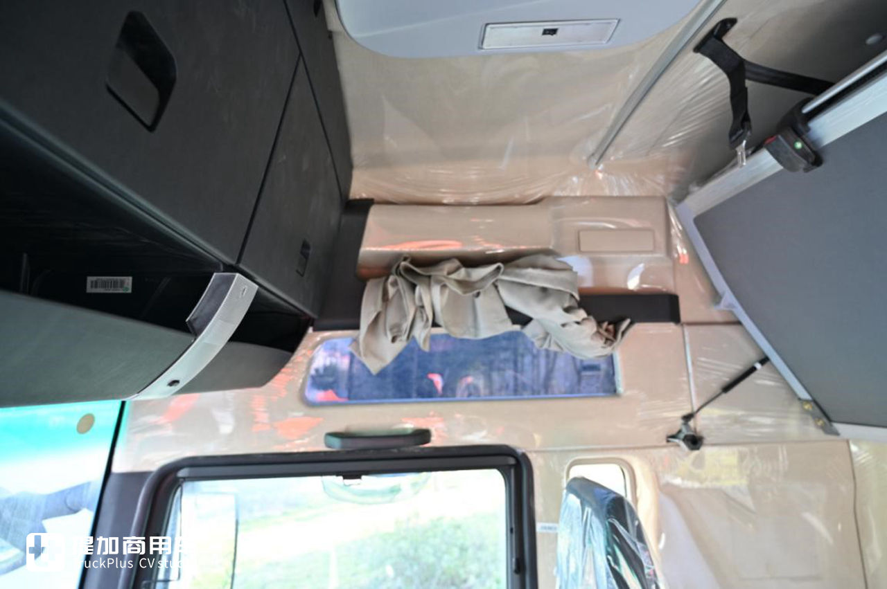 重汽汕德卡中的高端旗舰车型,XXL超高顶驾驶室的C7奢华版牵引车实拍 - 第7张 - 提加商用车网 重汽汕德卡中的高端旗舰车型,XXL超高顶驾驶室的C7奢华版牵引车实拍 - 第7张