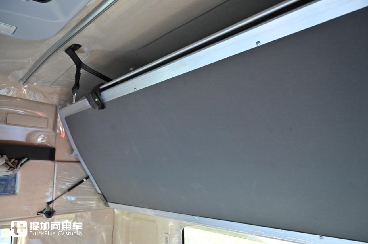 重汽汕德卡中的高端旗舰车型,XXL超高顶驾驶室的C7奢华版牵引车实拍 - 第8张 - 提加商用车网 重汽汕德卡中的高端旗舰车型,XXL超高顶驾驶室的C7奢华版牵引车实拍 - 第8张