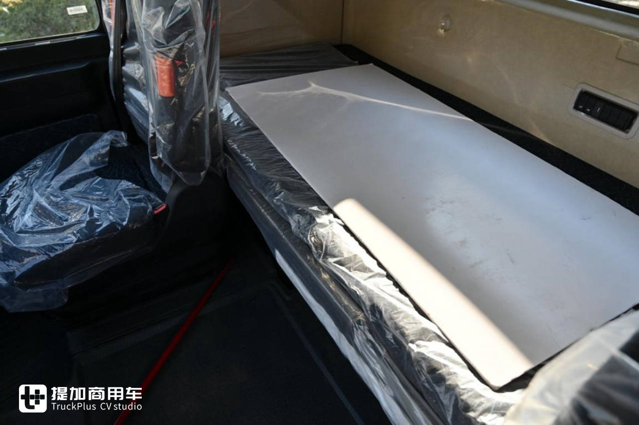 重汽汕德卡中的高端旗舰车型,XXL超高顶驾驶室的C7奢华版牵引车实拍 - 第9张 - 提加商用车网 重汽汕德卡中的高端旗舰车型,XXL超高顶驾驶室的C7奢华版牵引车实拍 - 第9张