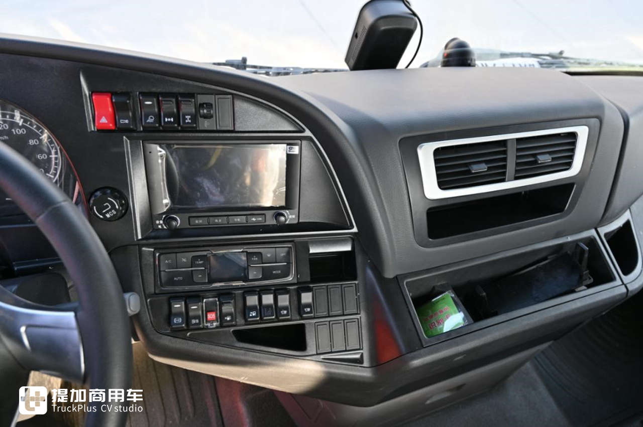 重汽汕德卡中的高端旗舰车型,XXL超高顶驾驶室的C7奢华版牵引车实拍 - 第10张 - 提加商用车网 重汽汕德卡中的高端旗舰车型,XXL超高顶驾驶室的C7奢华版牵引车实拍 - 第10张