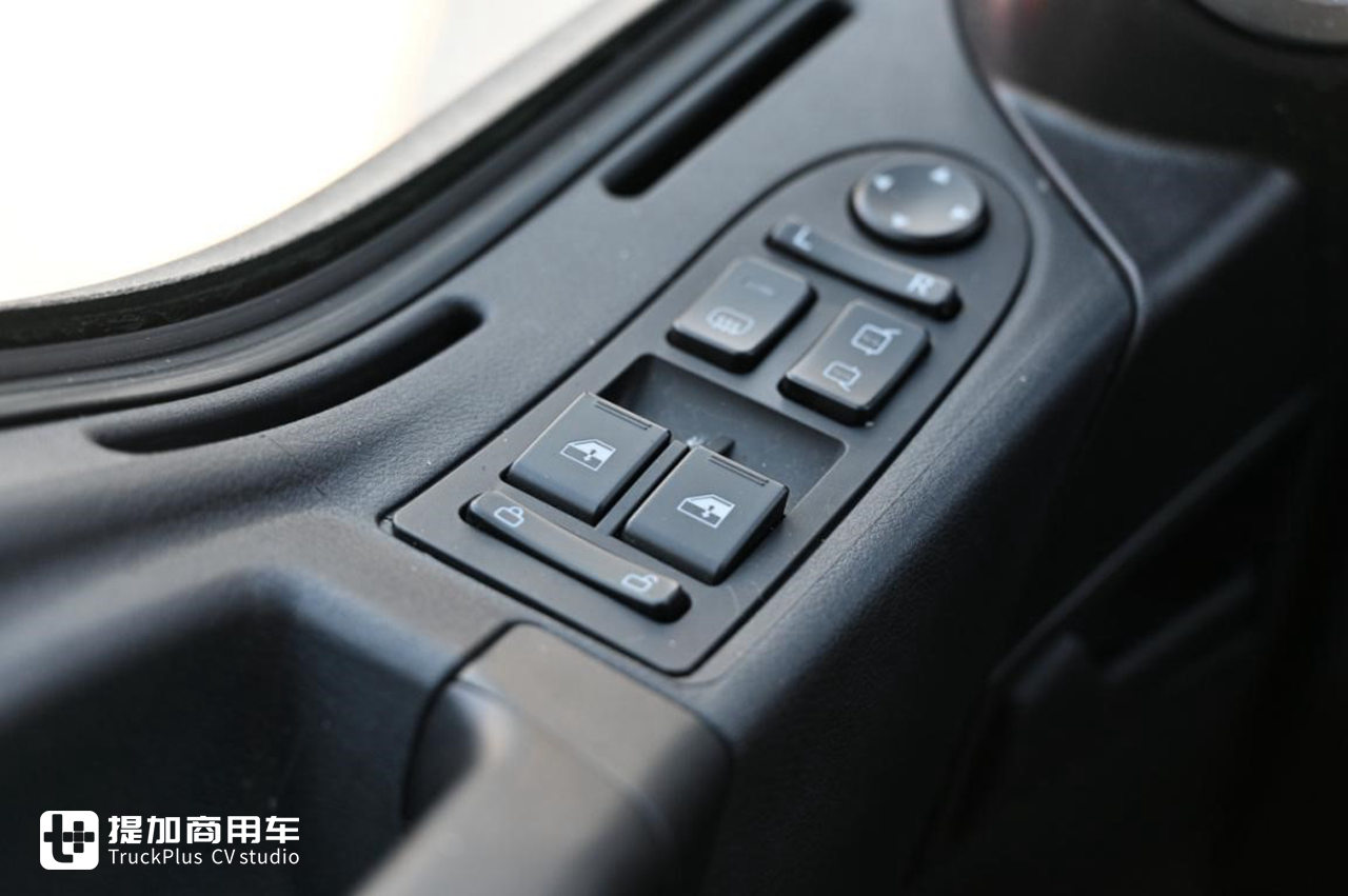 重汽汕德卡中的高端旗舰车型,XXL超高顶驾驶室的C7奢华版牵引车实拍 - 第11张 - 提加商用车网 重汽汕德卡中的高端旗舰车型,XXL超高顶驾驶室的C7奢华版牵引车实拍 - 第11张