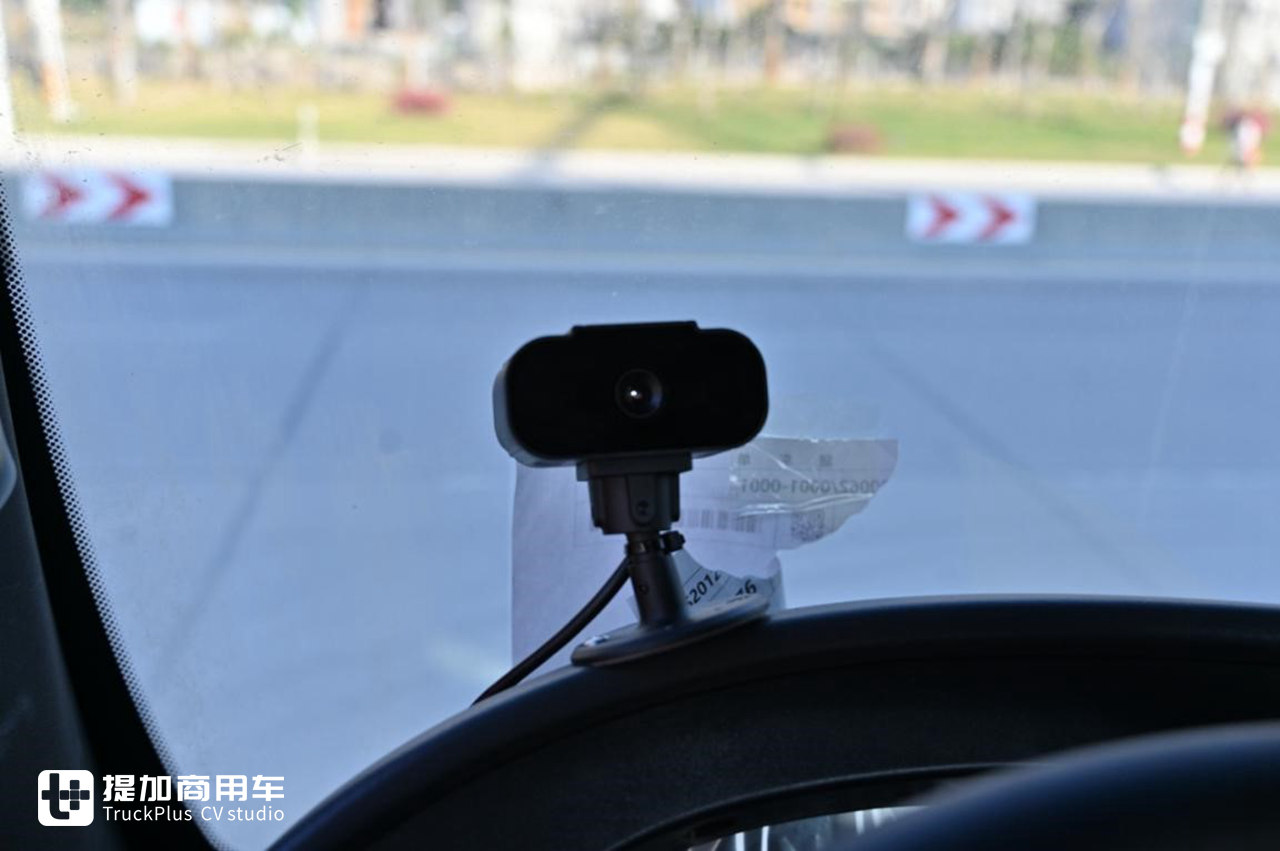 重汽汕德卡中的高端旗舰车型,XXL超高顶驾驶室的C7奢华版牵引车实拍 - 第12张 - 提加商用车网 重汽汕德卡中的高端旗舰车型,XXL超高顶驾驶室的C7奢华版牵引车实拍 - 第12张