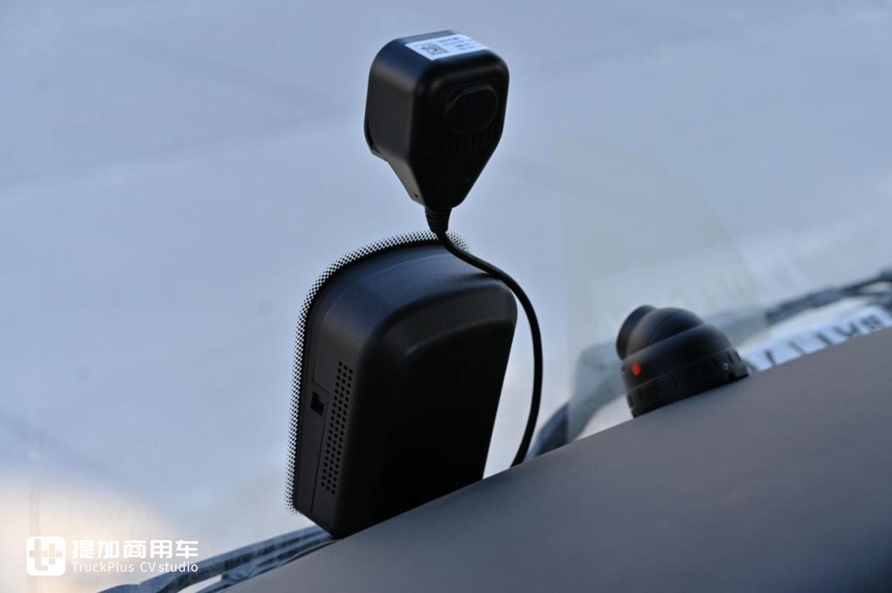 重汽汕德卡中的高端旗舰车型,XXL超高顶驾驶室的C7奢华版牵引车实拍 - 第13张 - 提加商用车网 重汽汕德卡中的高端旗舰车型,XXL超高顶驾驶室的C7奢华版牵引车实拍 - 第13张