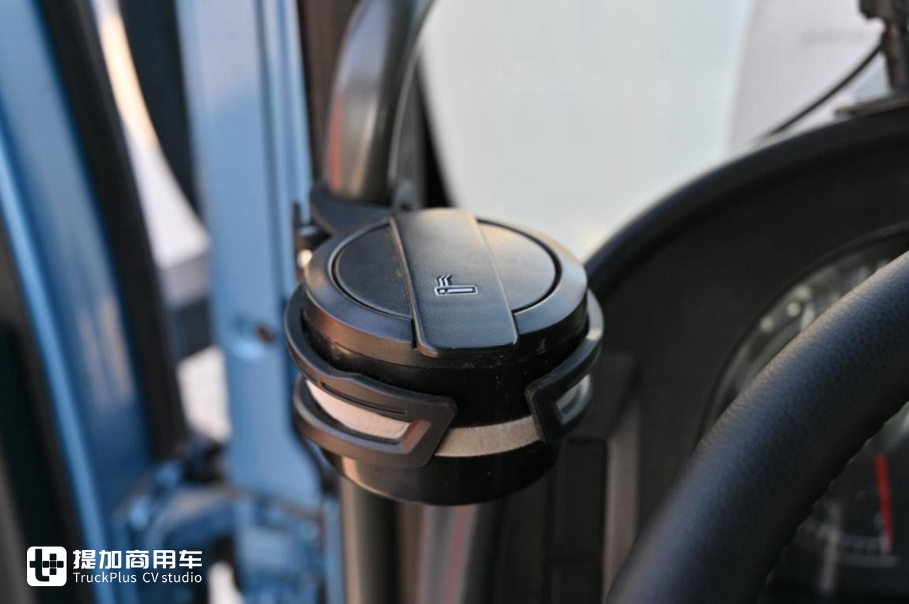 重汽汕德卡中的高端旗舰车型,XXL超高顶驾驶室的C7奢华版牵引车实拍 - 第14张 - 提加商用车网 重汽汕德卡中的高端旗舰车型,XXL超高顶驾驶室的C7奢华版牵引车实拍 - 第14张