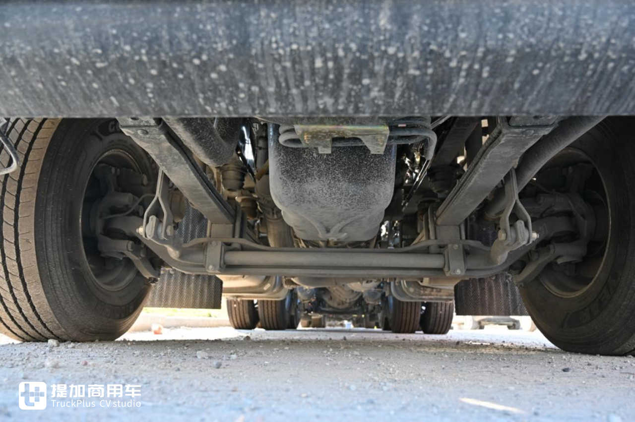 重汽汕德卡中的高端旗舰车型,XXL超高顶驾驶室的C7奢华版牵引车实拍 - 第15张 - 提加商用车网 重汽汕德卡中的高端旗舰车型,XXL超高顶驾驶室的C7奢华版牵引车实拍 - 第15张