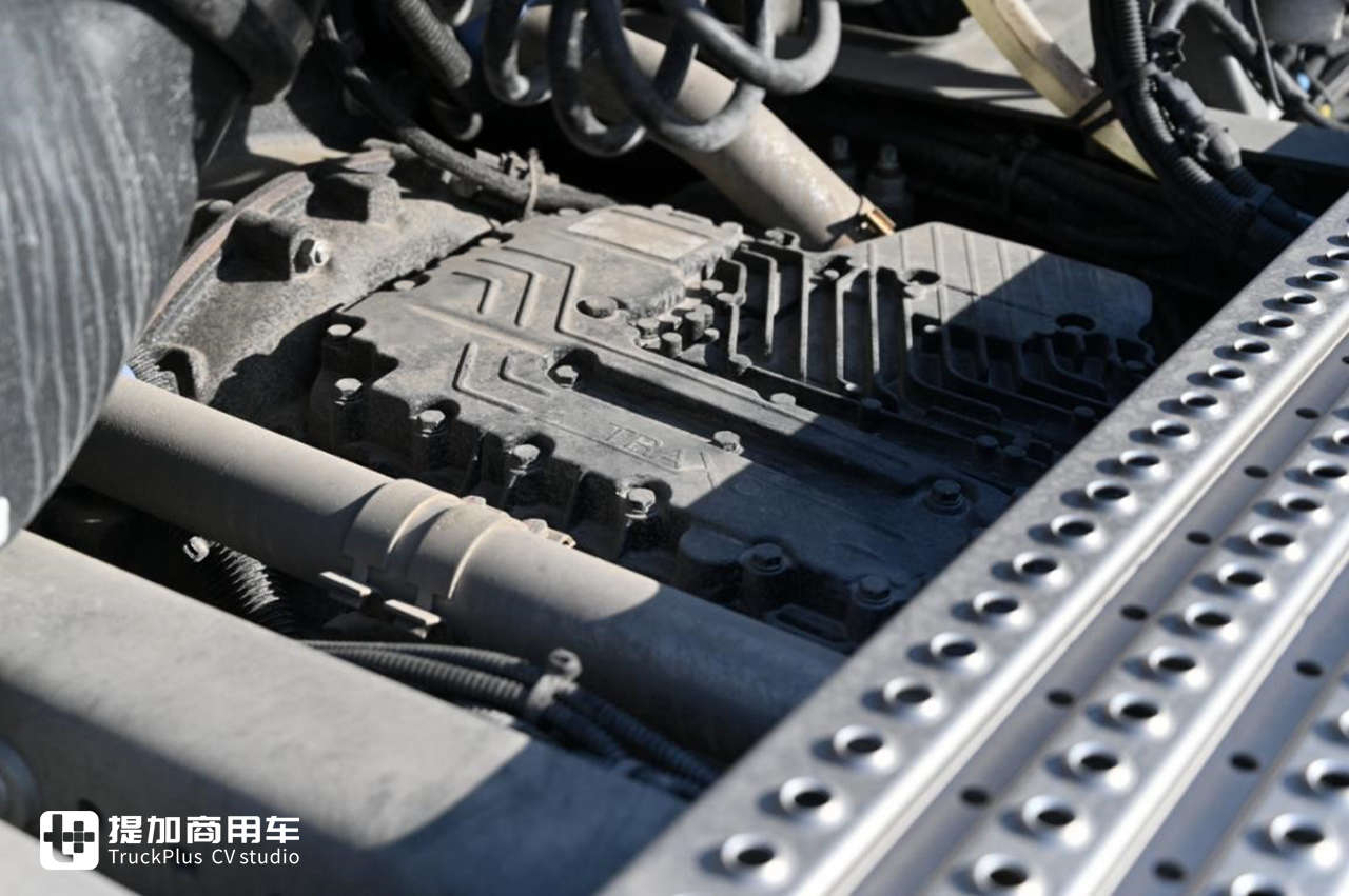 重汽汕德卡中的高端旗舰车型,XXL超高顶驾驶室的C7奢华版牵引车实拍 - 第16张 - 提加商用车网 重汽汕德卡中的高端旗舰车型,XXL超高顶驾驶室的C7奢华版牵引车实拍 - 第16张