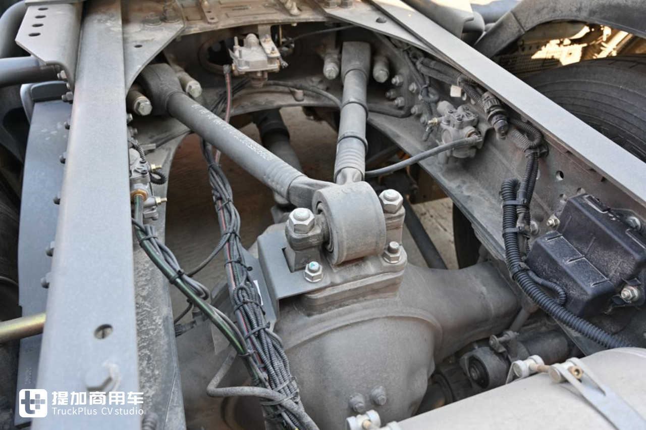 重汽汕德卡中的高端旗舰车型,XXL超高顶驾驶室的C7奢华版牵引车实拍 - 第17张 - 提加商用车网 重汽汕德卡中的高端旗舰车型,XXL超高顶驾驶室的C7奢华版牵引车实拍 - 第17张