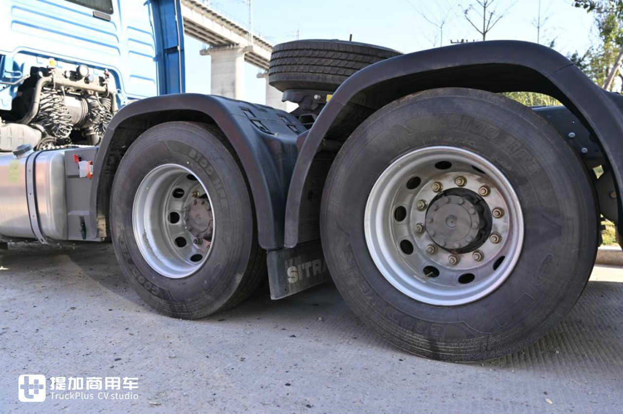 重汽汕德卡中的高端旗舰车型,XXL超高顶驾驶室的C7奢华版牵引车实拍 - 第19张 - 提加商用车网 重汽汕德卡中的高端旗舰车型,XXL超高顶驾驶室的C7奢华版牵引车实拍 - 第19张