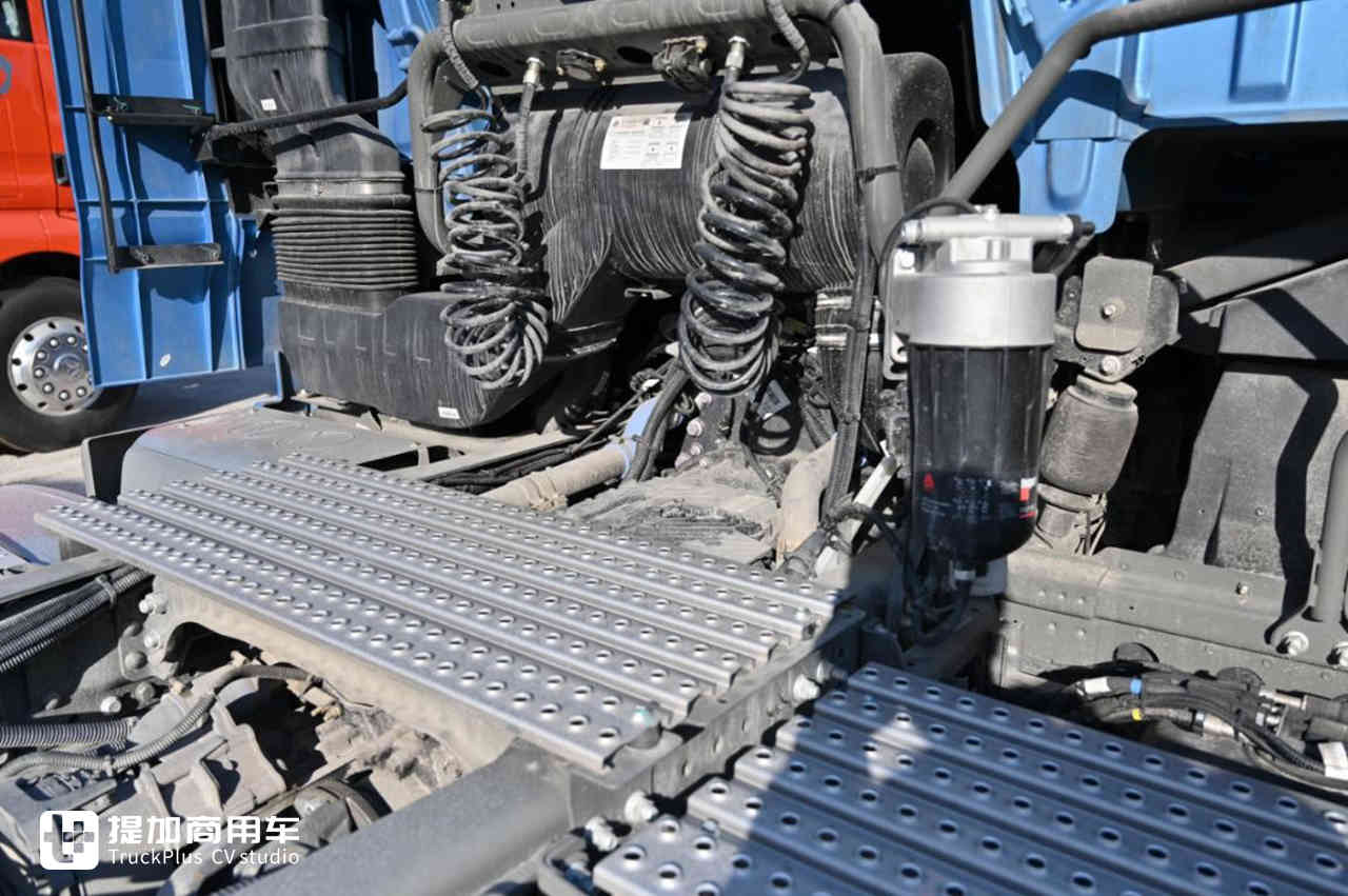 重汽汕德卡中的高端旗舰车型,XXL超高顶驾驶室的C7奢华版牵引车实拍 - 第20张 - 提加商用车网 重汽汕德卡中的高端旗舰车型,XXL超高顶驾驶室的C7奢华版牵引车实拍 - 第20张