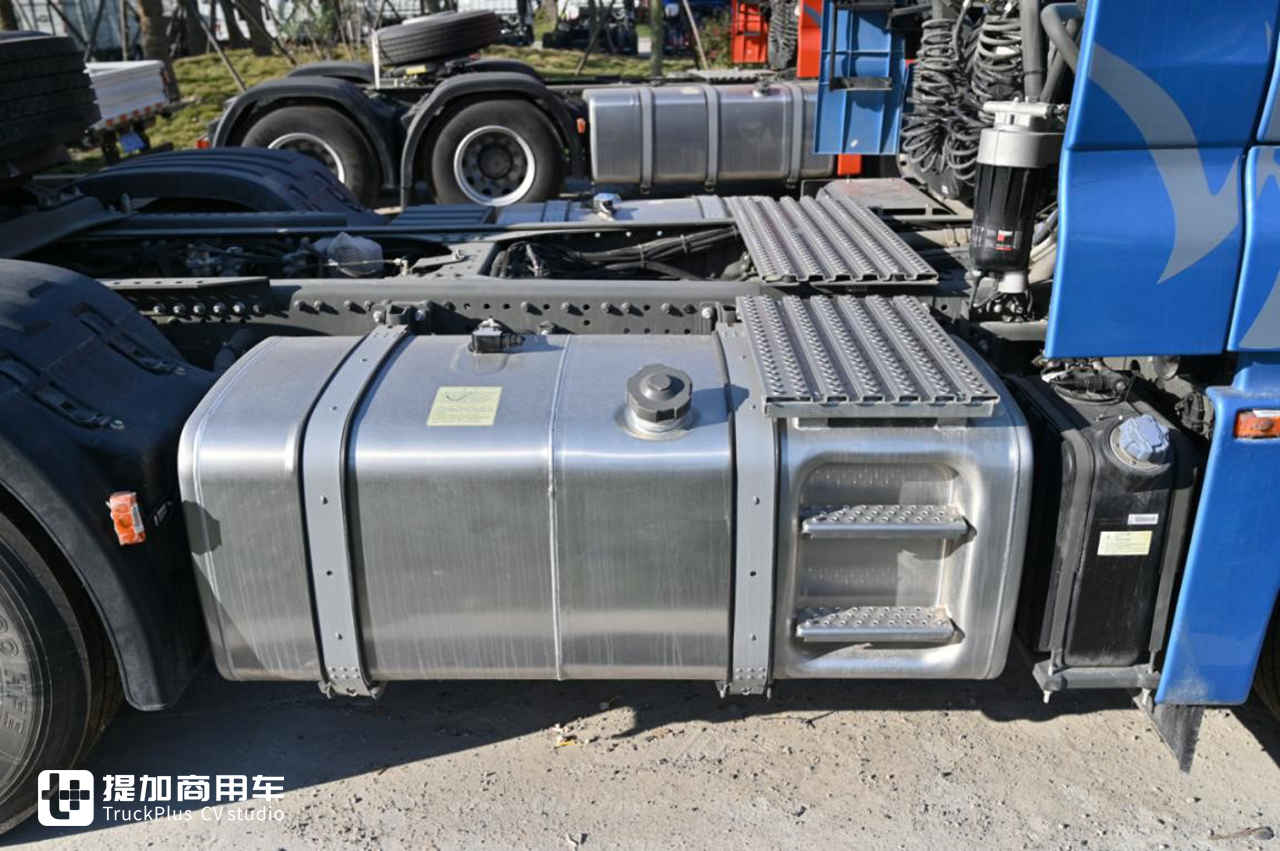 重汽汕德卡中的高端旗舰车型,XXL超高顶驾驶室的C7奢华版牵引车实拍 - 第21张 - 提加商用车网 重汽汕德卡中的高端旗舰车型,XXL超高顶驾驶室的C7奢华版牵引车实拍 - 第21张