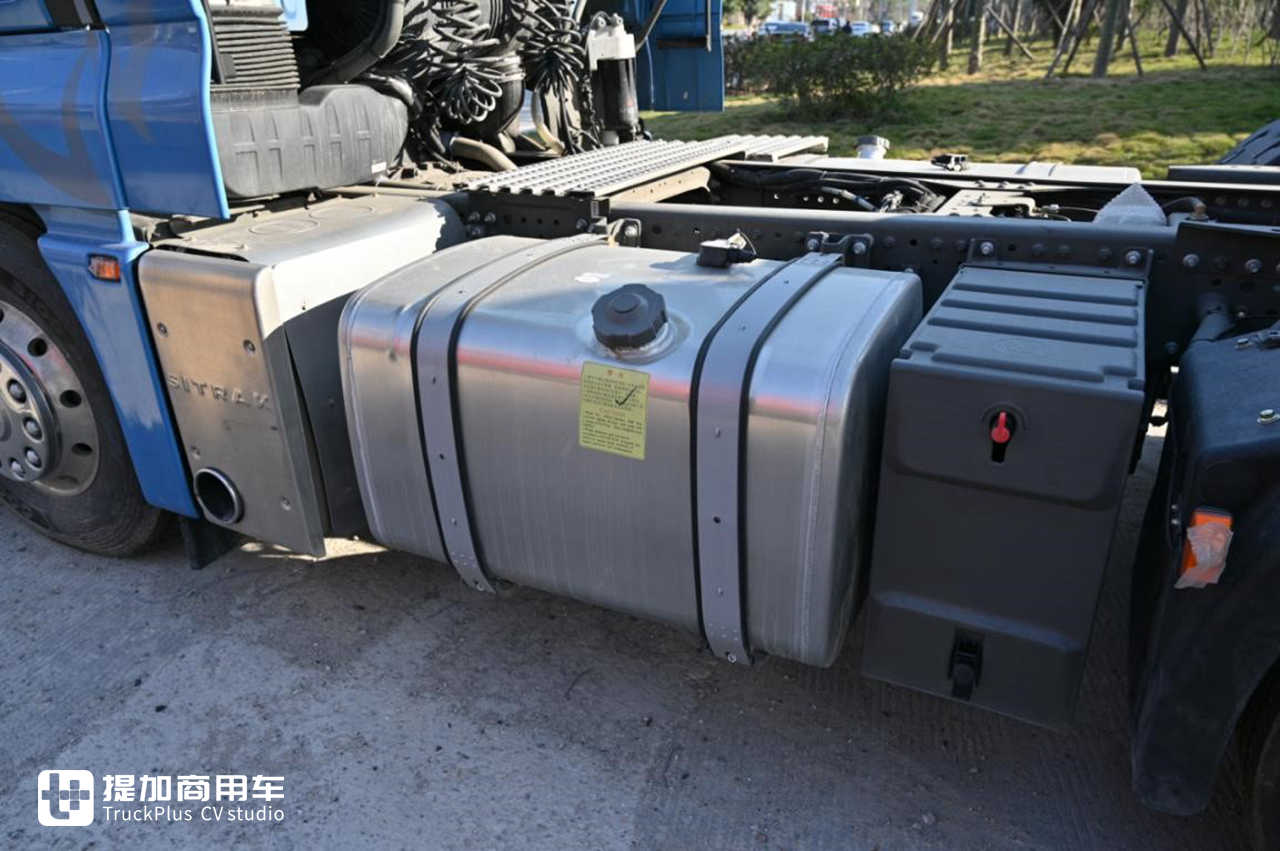 重汽汕德卡中的高端旗舰车型,XXL超高顶驾驶室的C7奢华版牵引车实拍 - 第22张 - 提加商用车网 重汽汕德卡中的高端旗舰车型,XXL超高顶驾驶室的C7奢华版牵引车实拍 - 第22张