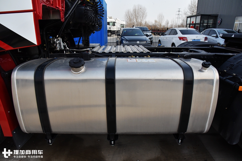 三一江山版牵引车已到店,27.78万起售,我们带您看看配置如何! - 第8张 - 提加商用车网 三一江山版牵引车已到店,27.78万起售,我们带您看看配置如何! - 第8张