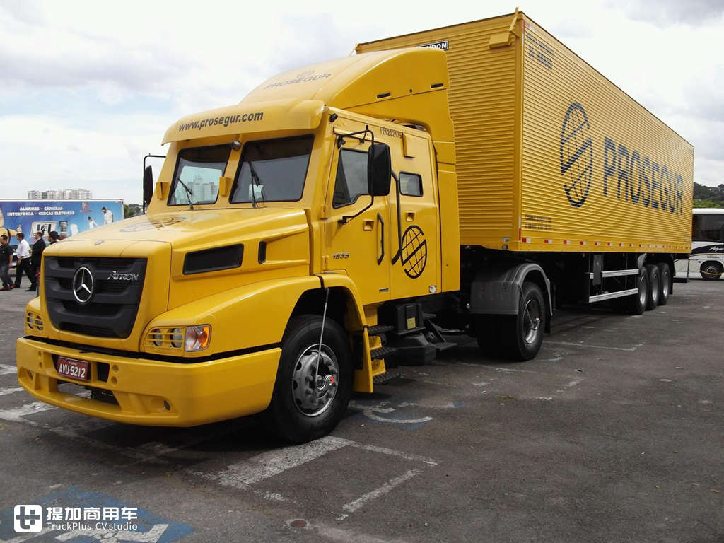 mercedes_atron_ciagnik_siodlowy_naczepa_opancerzony_2