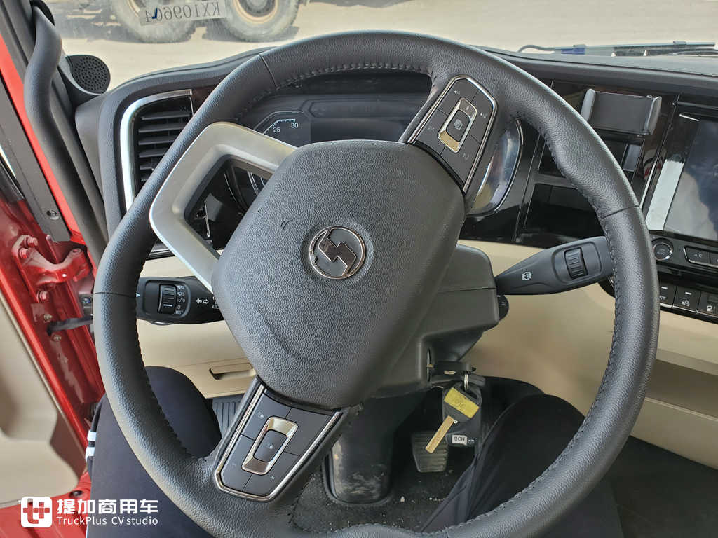 德龙X5000前四后八载货车实拍,还是绿通运输专用车型,这配置性价比真高 - 第6张 - 提加商用车网 德龙X5000前四后八载货车实拍,还是绿通运输专用车型,这配置性价比真高 - 第6张