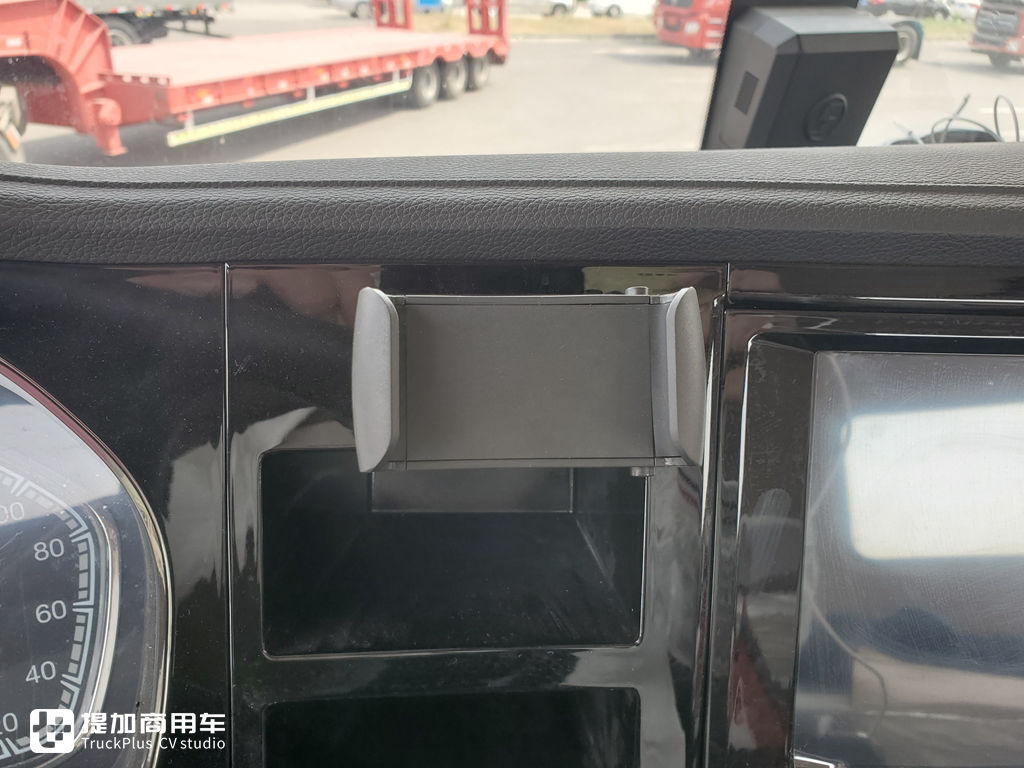 德龙X5000前四后八载货车实拍,还是绿通运输专用车型,这配置性价比真高 - 第9张 - 提加商用车网 德龙X5000前四后八载货车实拍,还是绿通运输专用车型,这配置性价比真高 - 第9张