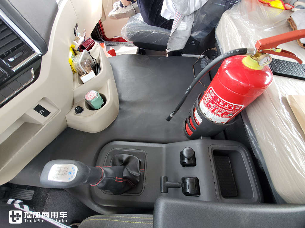 德龙X5000前四后八载货车实拍,还是绿通运输专用车型,这配置性价比真高 - 第10张 - 提加商用车网 德龙X5000前四后八载货车实拍,还是绿通运输专用车型,这配置性价比真高 - 第10张