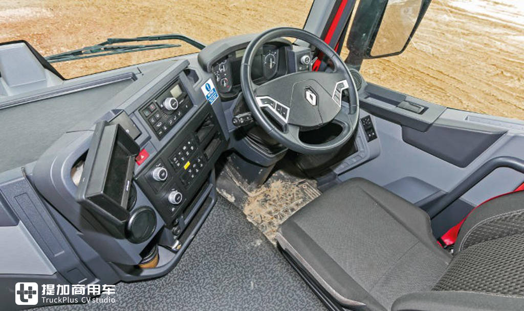 带您见识下工地的雷诺C系8X4自卸车,车辆配置确实高端,只能装22吨货有点浪费 - 第5张 - 提加商用车网 带您见识下工地的雷诺C系8X4自卸车,车辆配置确实高端,只能装22吨货有点浪费 - 第5张